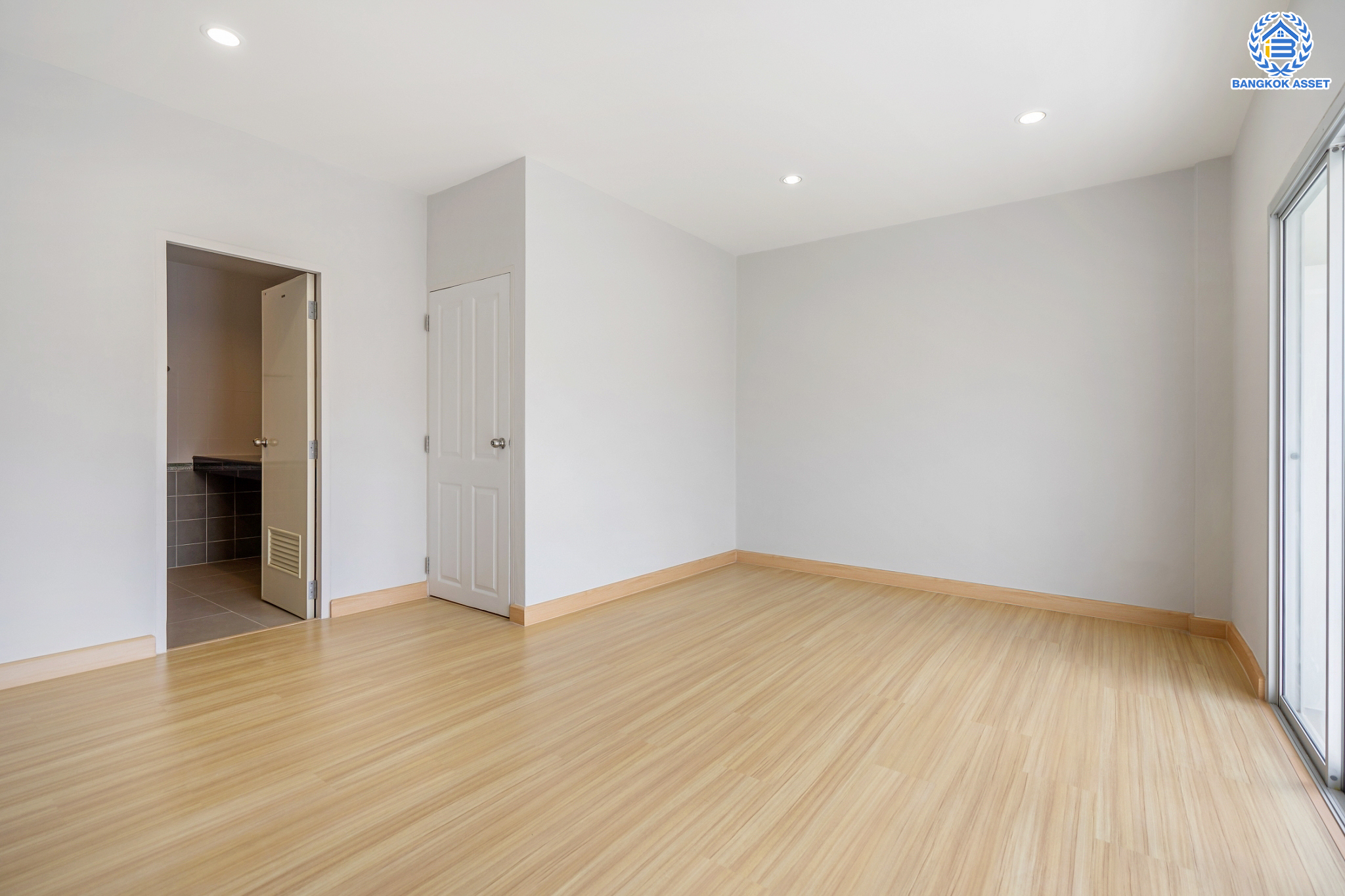 บ้านมือสองตกแต่งใหม่ ม.โรยัลสายไหมวิลเลจ สายไหม ทาวน์โฮม 3 ชั้น เนื้อที่ 20 ตร.ว. ฟังก์ชัน 3 ห้องนอน 4 ห้องน้ำ จอดรถได้ 1 คัน บนทำเลเชื่อมต่อหลายเส้นทาง ถ.รามอินทรา, ถ.สายไหม, ถ.พหลโยธิน, ถ.ลำลูกกา, ถ.สุขาภิบาล5 ใกล้สนามบินดอนเมือง ทางด่วน "รามอินทรา" และรถไฟฟ้าสายสีเขียว "สถานีแยกคปอ."